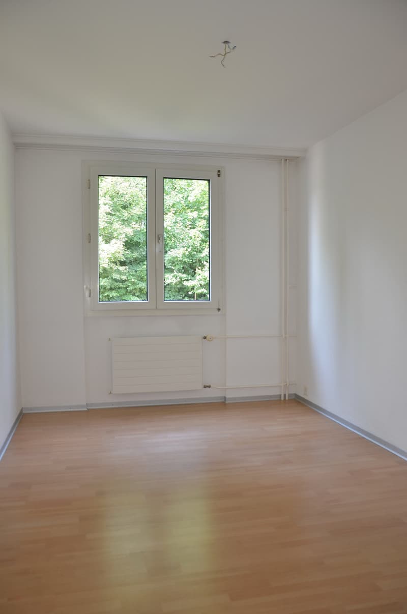 helles Zimmer mit Laminat (Musterbild)