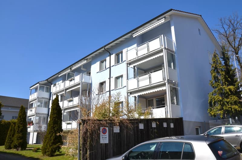 Ansicht Mehrfamilienhaus mit grossen Balkonen