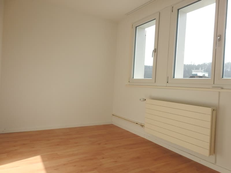 helles Zimmer mit Laminat