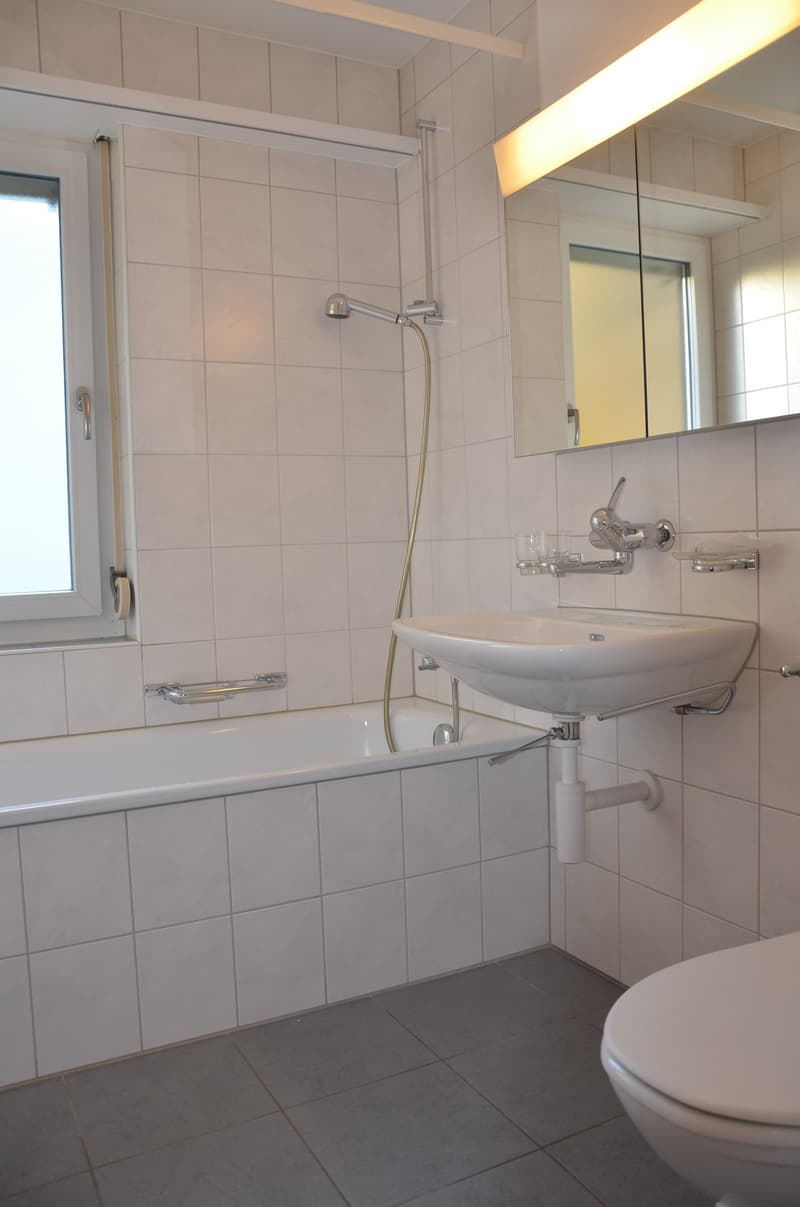 modernes Bad mit Badewanne und Fenster