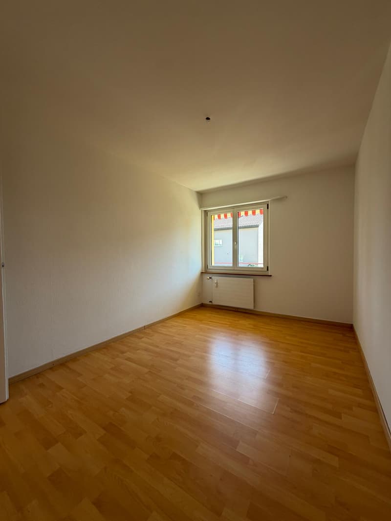 grosszügige 3.0-Zimmer-Wohnung an ruhiger Lage mit sonnigem Balkon (6)