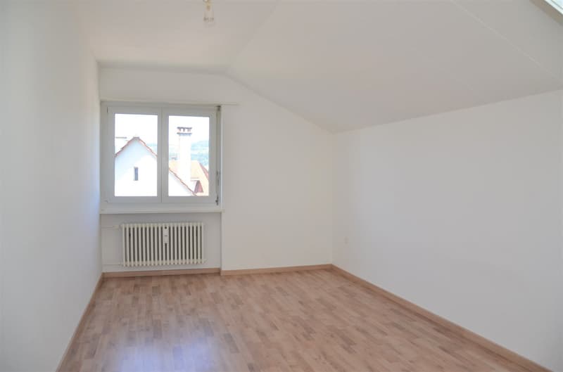 helles Zimmer mit Laminat