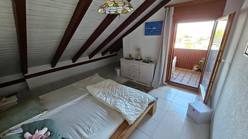 Zimmer im oberen Geschoss mit Ausgang auf den Balkon