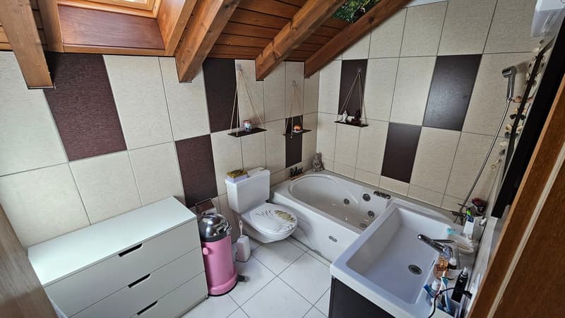 Bad/WC mit Jacuzzi im oberen Geschoss