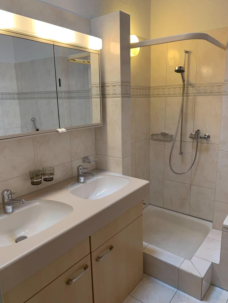 Bad/Dusche/WC mit Bodenplatten