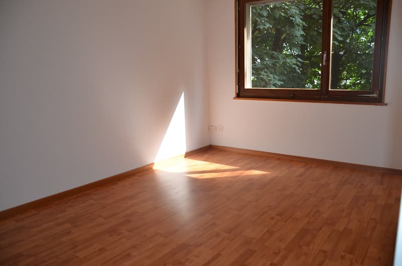 helles Zimmer mit Laminat