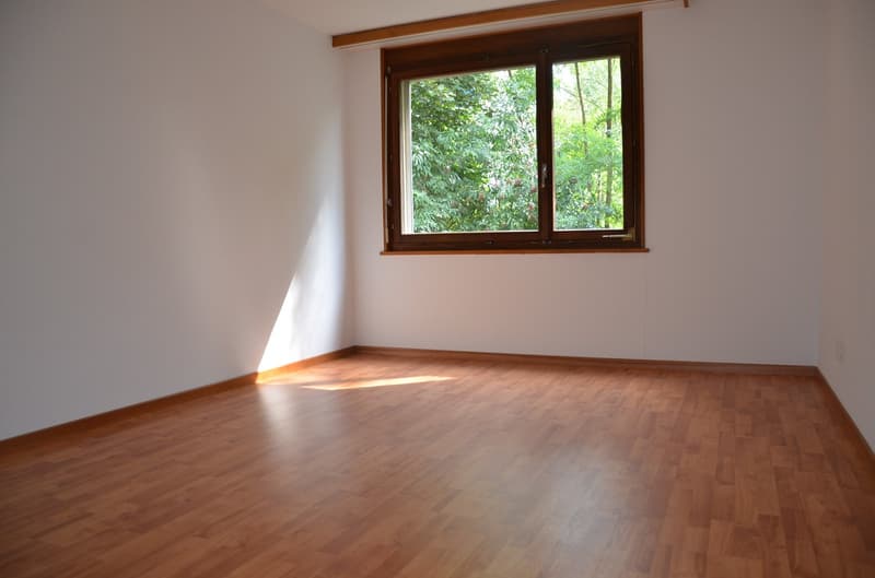 geräumiges Schlafzimmer mit Laminat