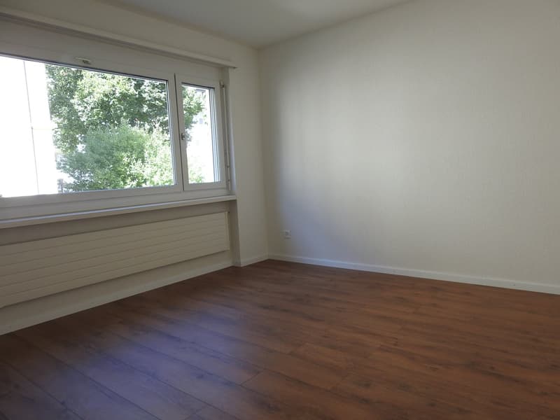 helles Zimmer mit Laminatboden