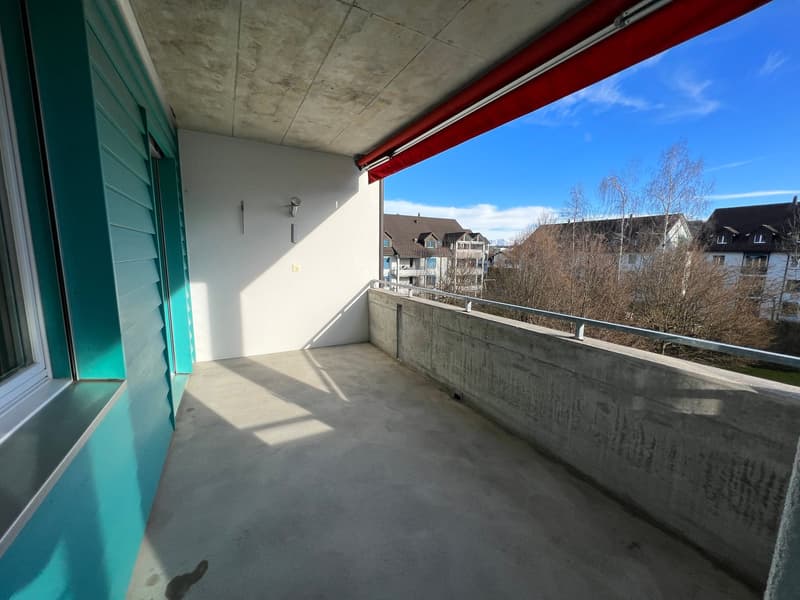 grosszügiger sonniger Balkon (Musterbild)