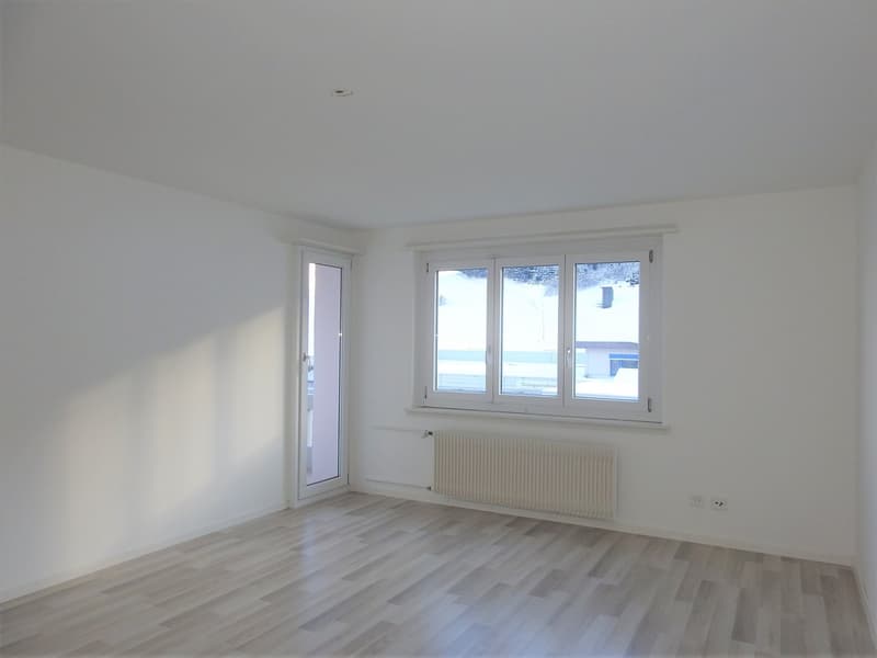 helles Wohnzimmer mit Laminat (Musterbild)