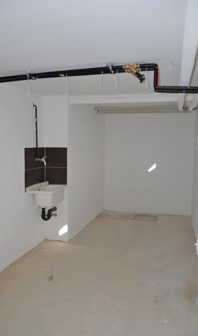 Waschbecken und Wasseranschluss vorhanden