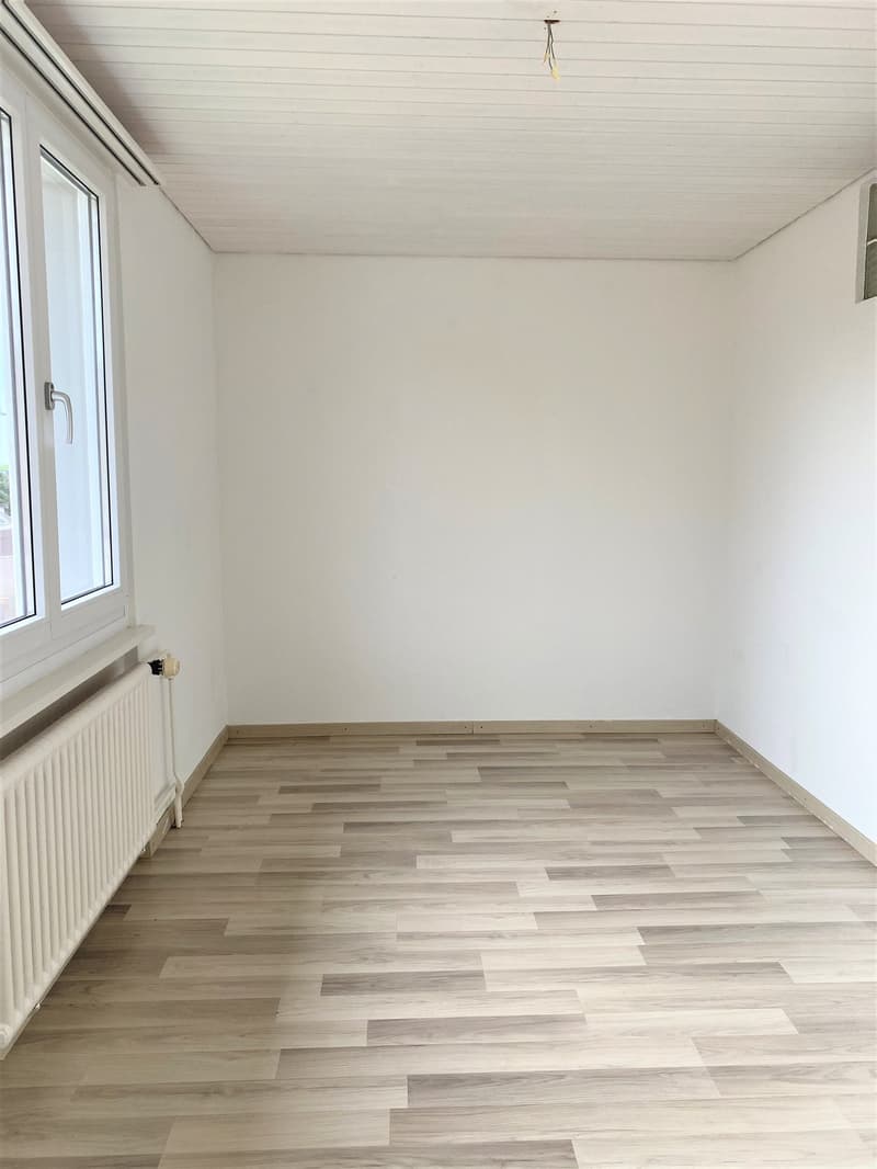 Zimmer mit Laminatboden