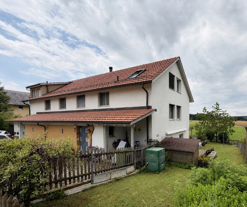 7.5-Zimmer-Doppelhaus mit idyllischem Garten und Pool (9)