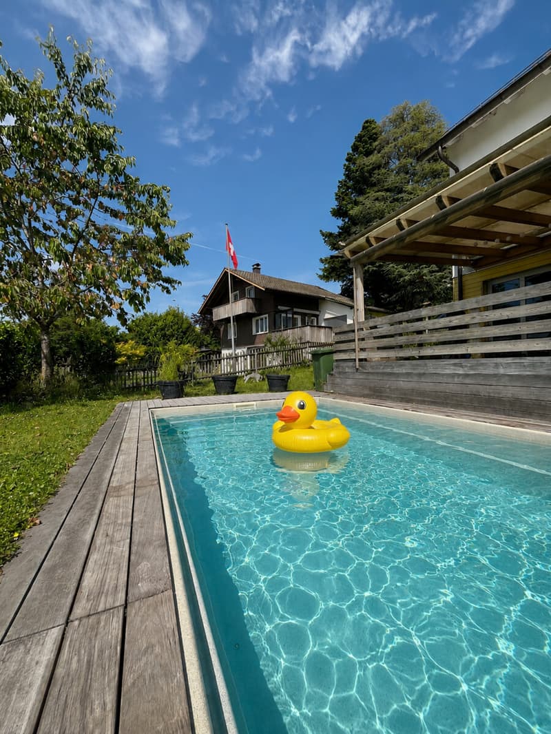 7.5-Zimmer-Doppelhaus mit idyllischem Garten und Pool (11)