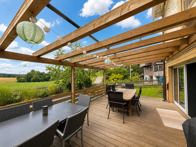 7.5-Zimmer-Doppelhaus mit idyllischem Garten und Pool (8)