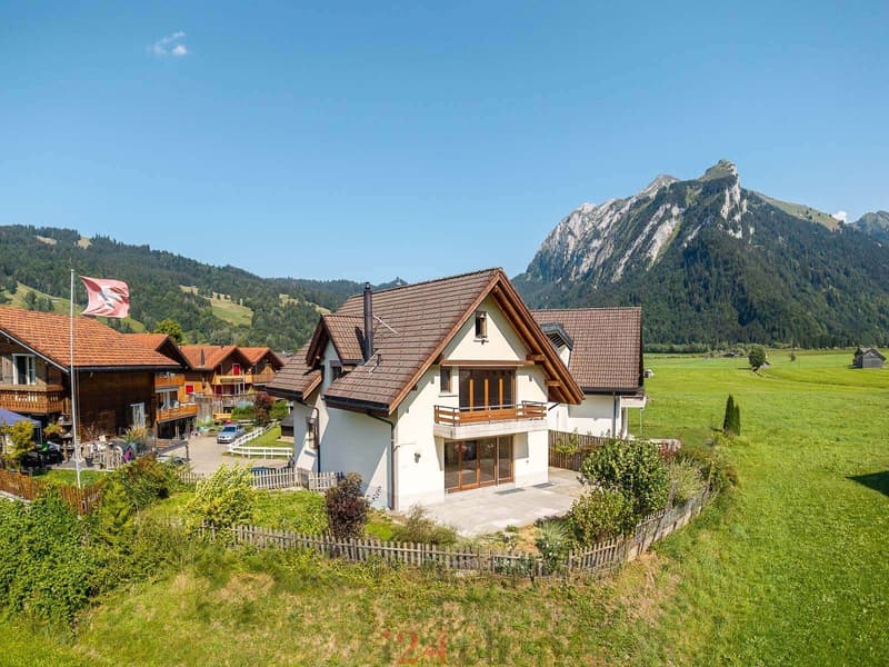 6.5 Zi.-Doppelhaushälfte mit Studio, Garten und Bergblick (3)