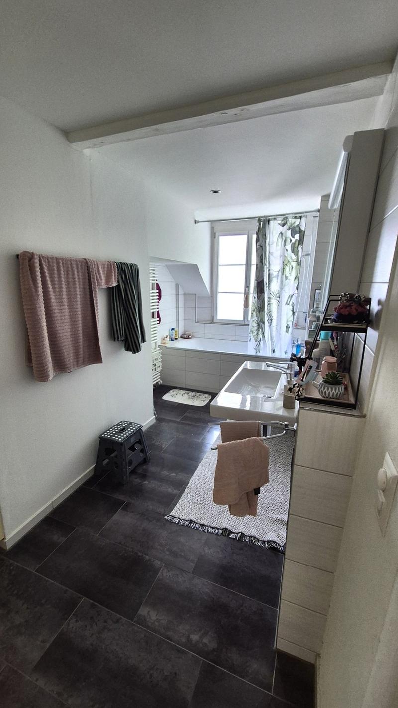 Charmante 3.5-Zimmer-Altbauwohnung mit Balkon an zentraler Lage (7)