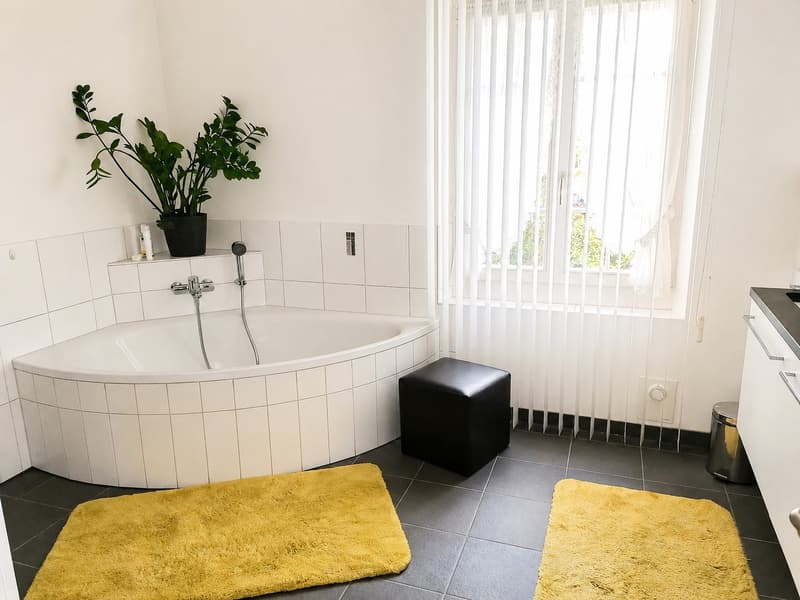 Charmantes 4.5-Zimmer-Einfamilienhaus mit Garten, Teich und idyllischem Sitzplatz (7)
