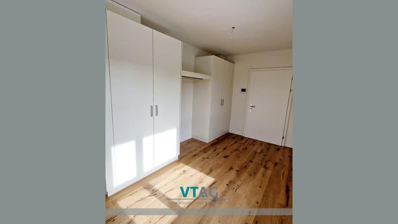 empty room, wooden floor, white walls, white wardrobes, white door