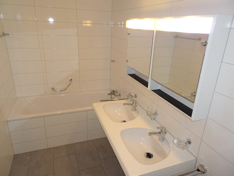 Helle 4.5-Zimmer-Wohnung mit Balkon (8)