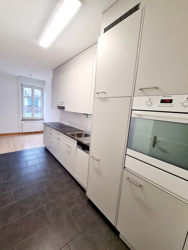 Moderne 2.5 Zimmerwohnung an Zentralerlage (2)