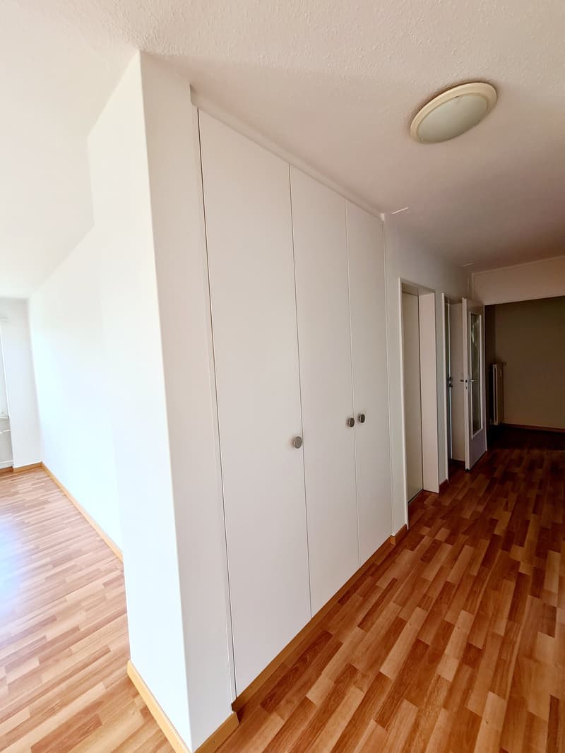4 Zi. Wohnung mit Balkon und schöner Aussicht (7)