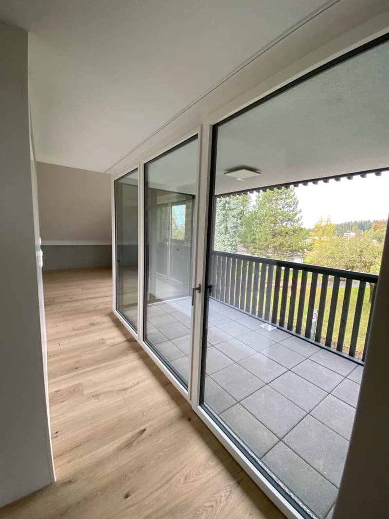 empty room, wooden floor, sliding glass doors, balcony, white walls