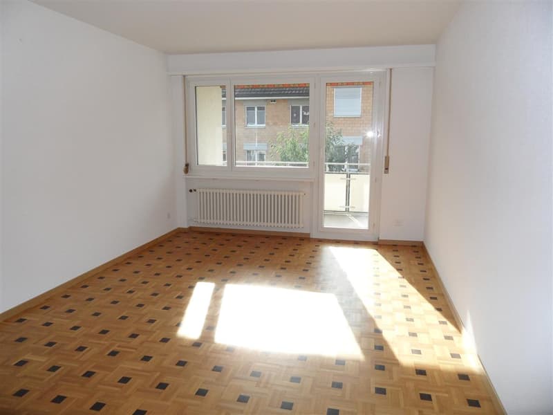 Schöne 3 Zimmer-Wohnung mit sonnigem Balkon (2)