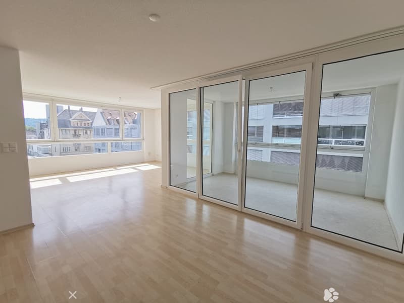 lichtdurchflutete 4.5- Zimmerwohnung im 5. Stock (2)