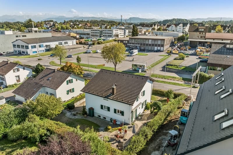 Freistehendes Einfamilienhaus mit liebevoll gestaltetem und gepflegtem Garten in Grüningen ZH (2)