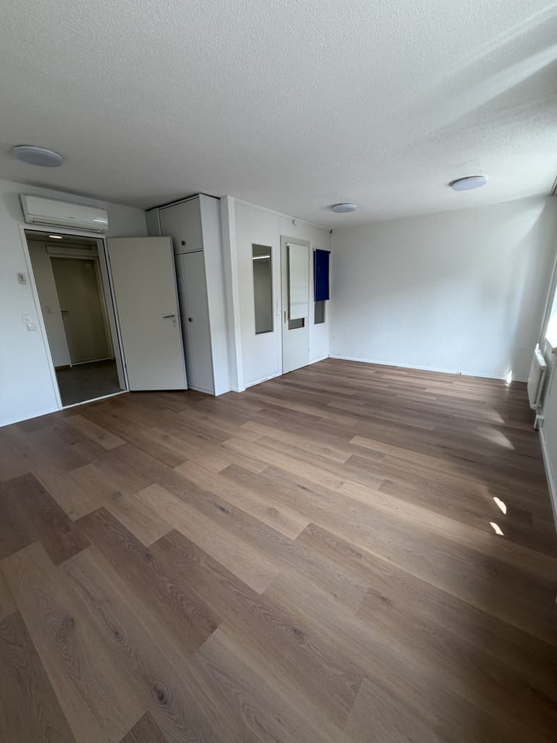 Helles Büro mit Vorzimmer (ca. 27 m²) in Zürich-Oerlikon (8)