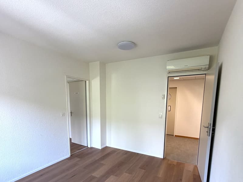 Helles Büro mit Vorzimmer (ca. 27 m²) in Zürich-Oerlikon (1)