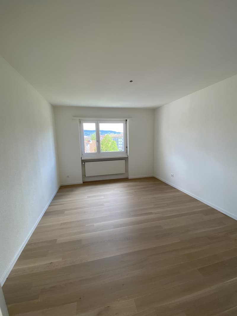 Moderne 2.5-Zimmer-Wohnung mit Balkon (5)