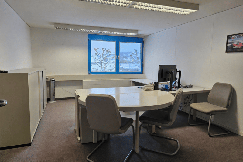 Espaces commerciaux représentatifs dans un excellent emplacement (8)