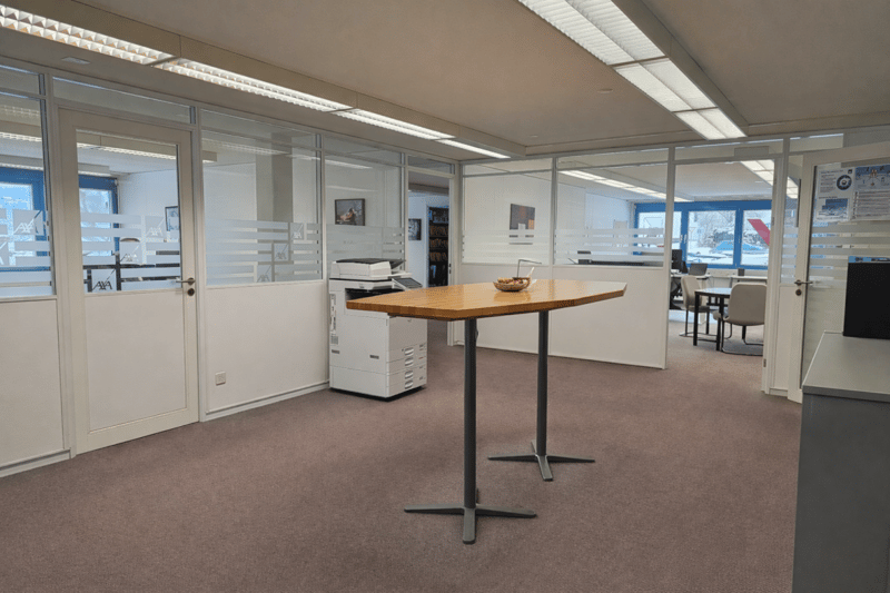 Espaces commerciaux représentatifs dans un excellent emplacement (11)