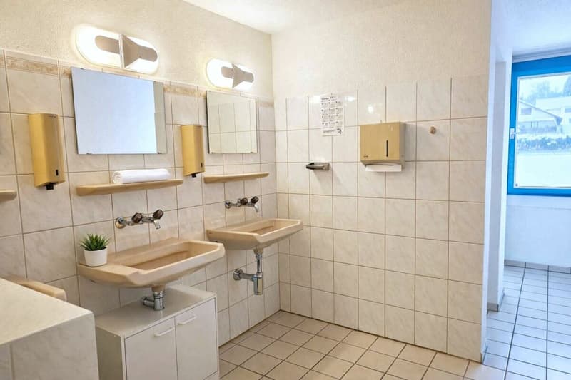 Espaces commerciaux représentatifs dans un excellent emplacement (13)