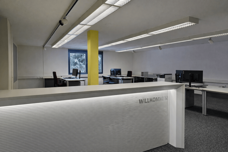 Espaces commerciaux représentatifs dans un excellent emplacement (10)