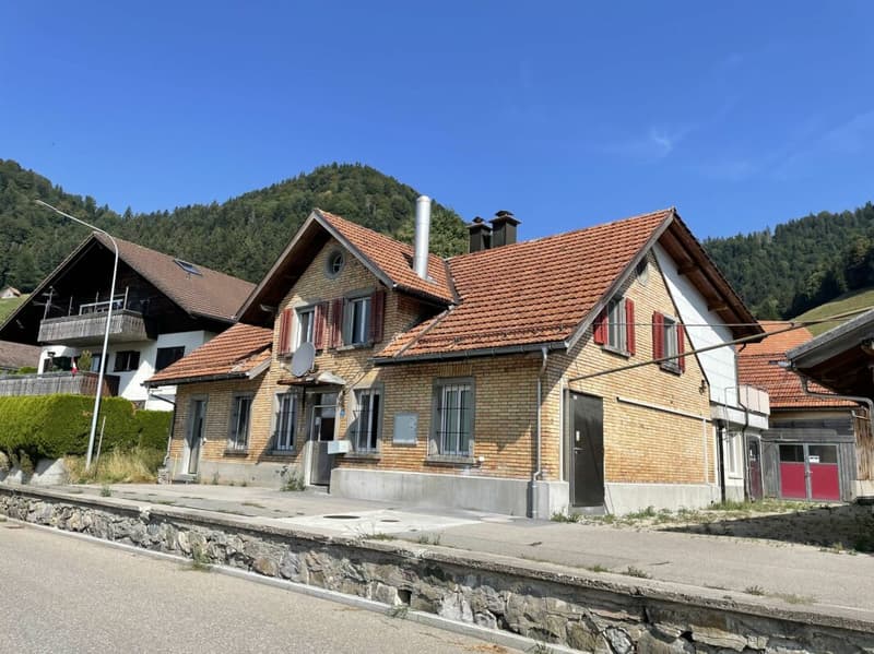 Ehemalige Sennerei mit 5,5-Zimmerwohnung, altem Stall, Garage und viel Raum für neue Ideen (6)