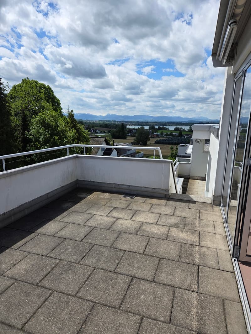Grosszügige 4.5-Zimmer-Maisonette-Wohnung an ruhiger Lage mit traumhafter See- und Bergsicht (14)