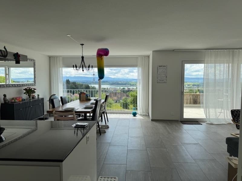 Helle 4.5-Zimmer-Wohnung mit Balkon und traumhafter Aussicht (7)