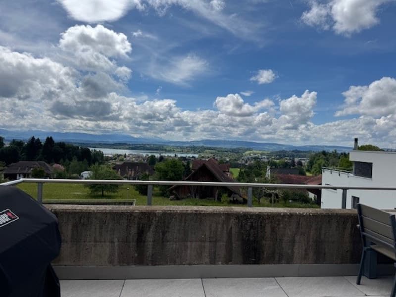 Helle 4.5-Zimmer-Wohnung mit Balkon und traumhafter Aussicht (2)