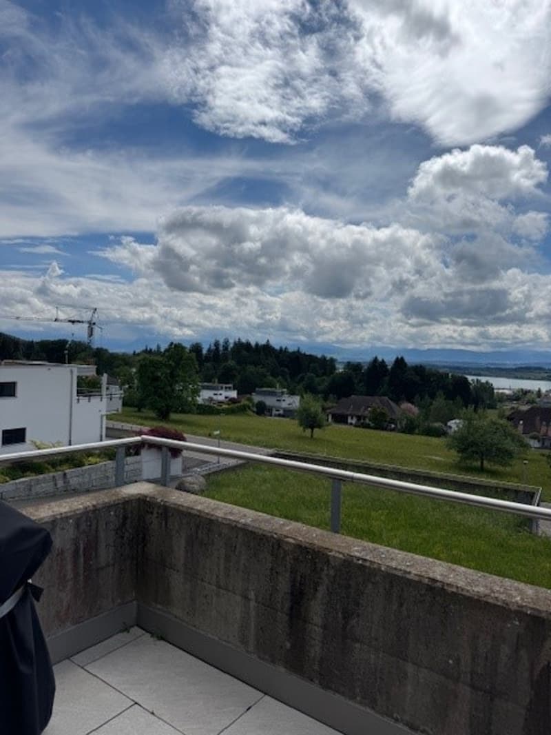 Helle 4.5-Zimmer-Wohnung mit Balkon und traumhafter Aussicht (12)