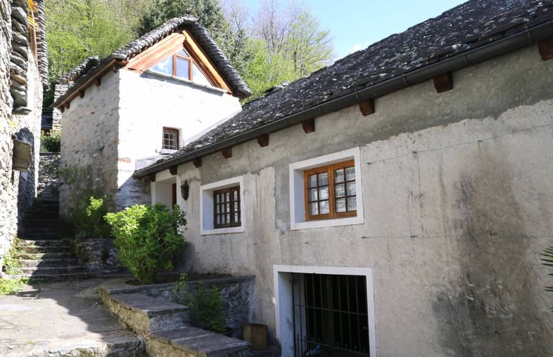 Hausansicht mit Keller