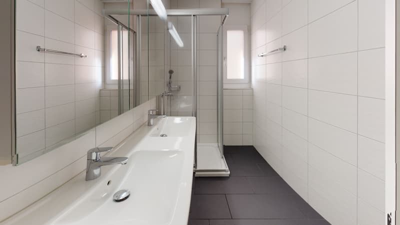 Dusche, WC (Beispielbild)