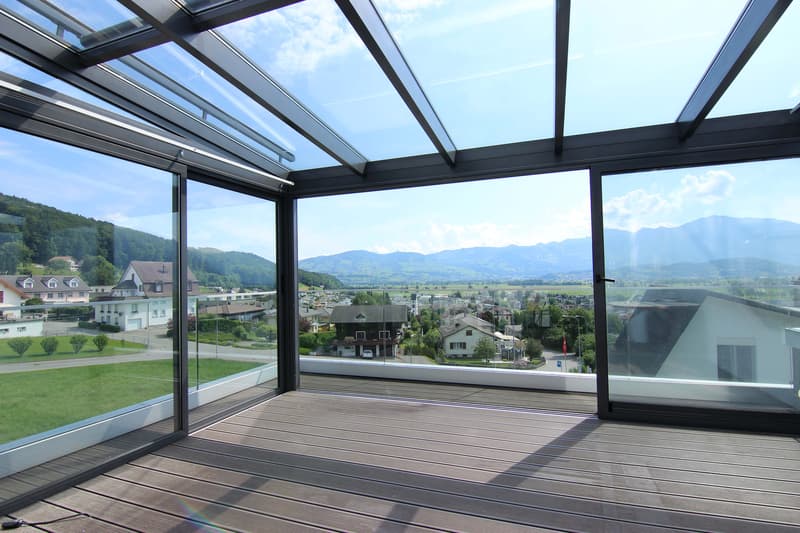 Wintergarten mit Weitsicht auf Berge und Linthgebiet