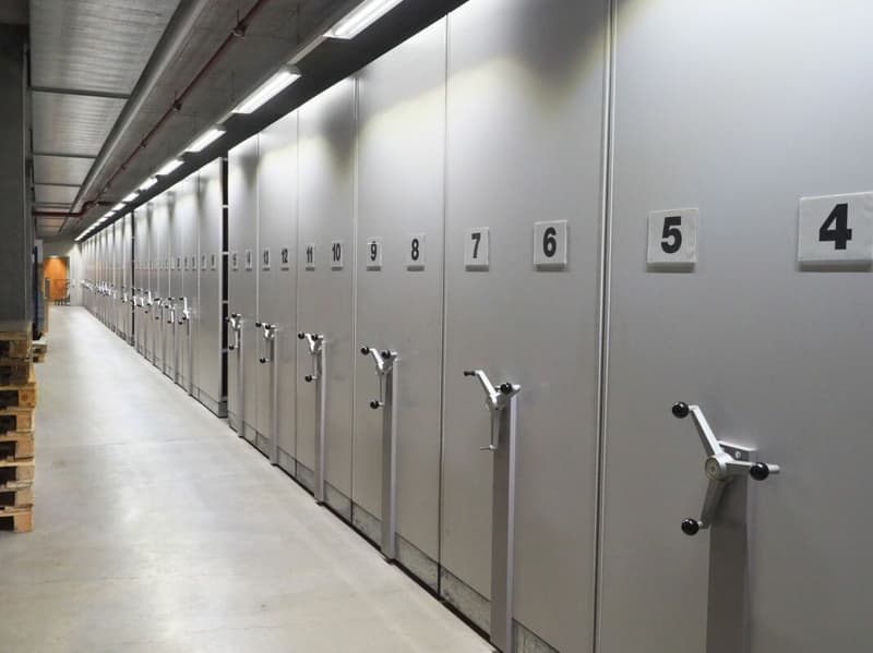 Archive with sliding shelves / archive system (2)