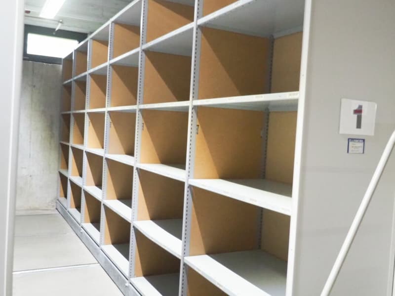 Archive with sliding shelves / archive system (4)