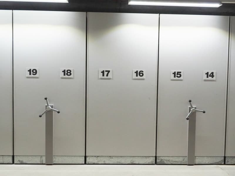 Archive with sliding shelves / archive system (5)