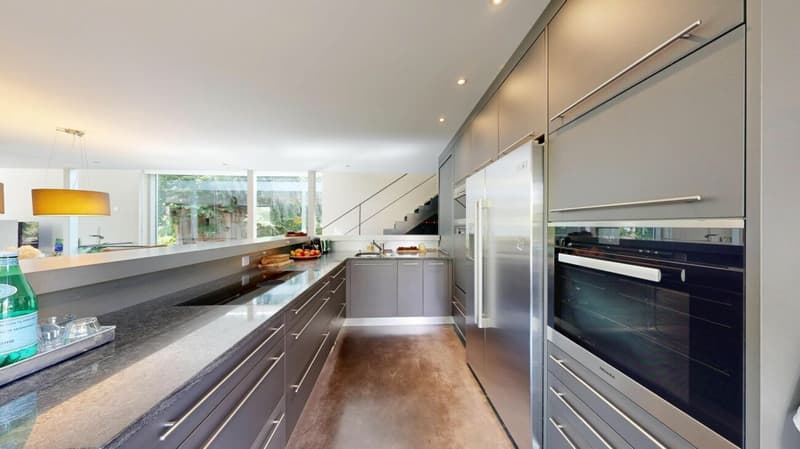 Moderne Küche mit Theke, Vorrats- und Wirtschaftraum