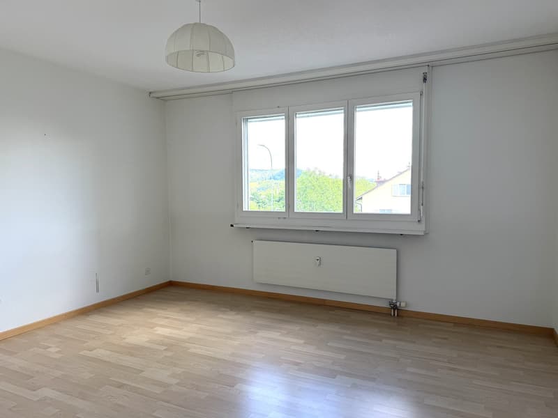 Grosszügige 3.5-Zimmer-Wohnung mit Balkon und Autoeinstellplatz in Neuhausen am Rheinfall (8)